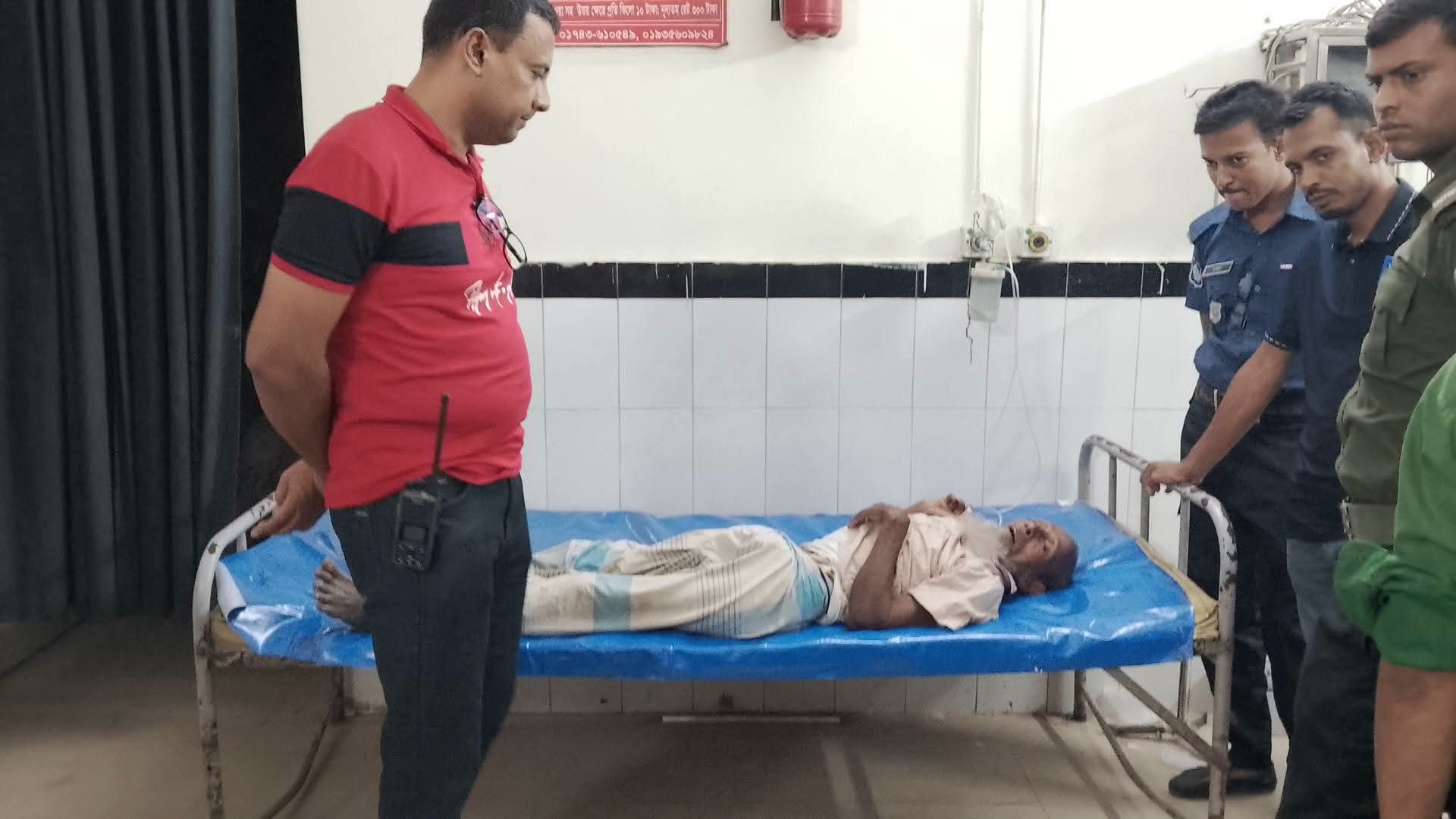 স্বজনহীন অচেতন মানুষটিকে ফেলে যায়নি পুলিশ, নিজের গাড়িতে হাসপাতালে নিলেন ওসি